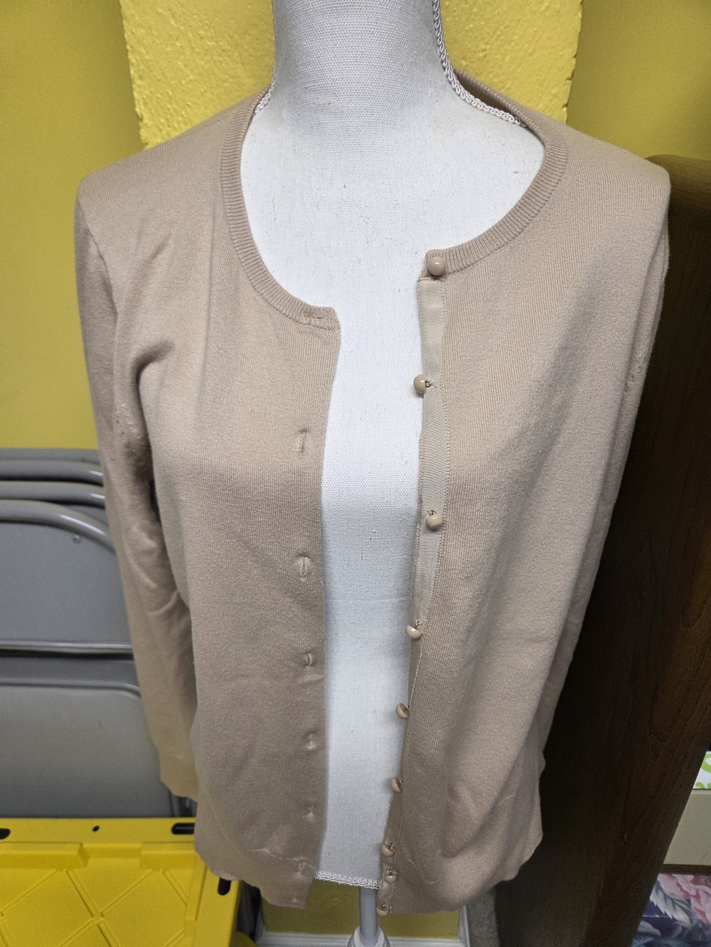 Ann Taylor Classic Crewneck Women's Cardigan Sweater in Beige
